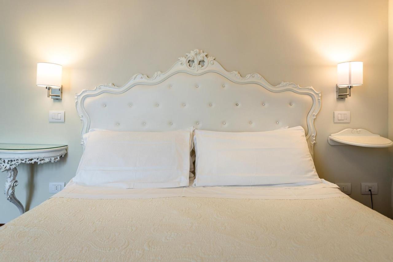 Hotel Serenella Сирмионе Экстерьер фото