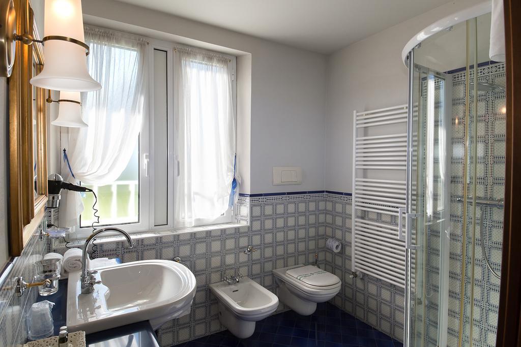 Hotel Serenella Сирмионе Экстерьер фото