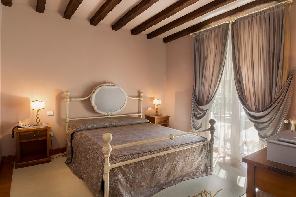 Hotel Serenella Сирмионе Экстерьер фото